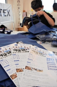 ３海峡クリーンアップ大作戦の参加者に配るグッズを詰める森の木ファームの通所者＝南あわじ市賀集八幡