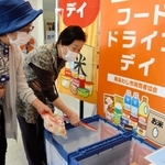 食品の回収のため設置された受け付け箱＝９月２９日、南あわじ市福良甲、福良地区公民館