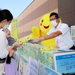 ため池のパネル展示や資料配布などが行われた街頭活動＝淡路市志筑新島