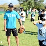 子どもらにボールの投げ方などを説明する元阪神タイガースの桧山進次郎さん（中央）＝国営明石海峡公園