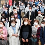 候補者の演説に耳を傾ける有権者＝淡路島内