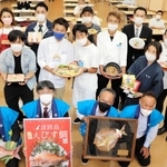 お披露目会で「淡路島えびす鯛」のメニューやポスターを手にする飲食店や行政などの担当者＝南あわじ市志知佐礼尾