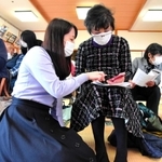 携帯電話会社の従業員（右から１、４人目）がマンツーマンで手ほどきした高齢者スマホ教室＝東桃川ふれあい館