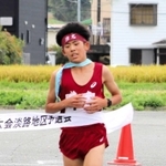 力強い走りでゴールする男子・津名の打越路倭選手＝洲本市木戸