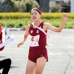 大会記録を更新してゴールする女子・津名の山崎瑛里菜選手＝洲本市木戸（撮影・田中靖浩）