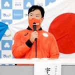 車いすで報告会に出席した宇城元選手＝洲本市役所