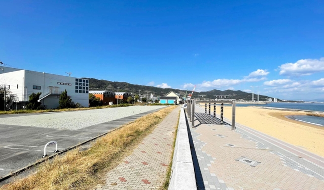 マリオット・インターナショナルなどが展開する宿泊特化型ホテルの建設予定地（左）＝淡路市浦