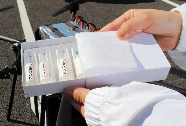 ドローンで運んだ模擬医薬品＝洲本市下加茂２