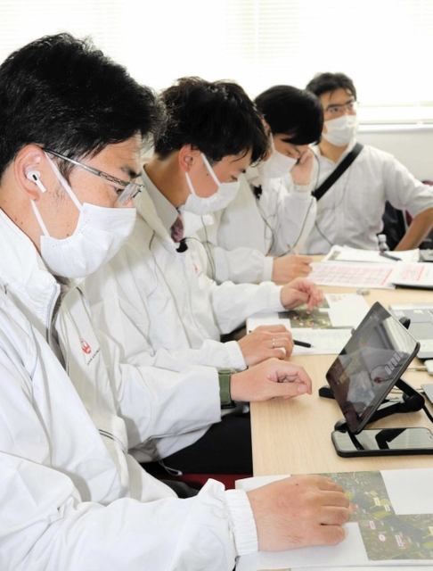 映像などから飛行状況を確認する日本航空社員ら＝洲本市下加茂２