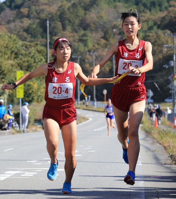 女子・津名の３区山口藍美（右）からたすきを受け取る４区松村穂夏選手＝丹波篠山市内（撮影・吉田敦史）
