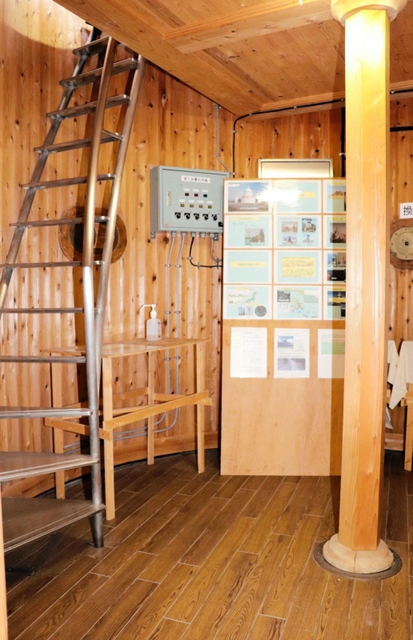 はしごで灯室に上がる階段室＝淡路市野島江崎