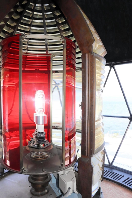 夜間に赤色と白色の光を発する灯室の中心部＝淡路市野島江崎