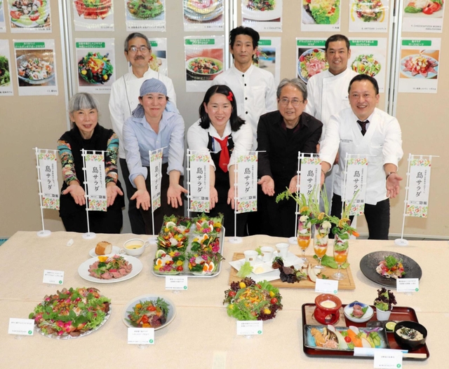 お披露目会で、自慢のサラダメニューを紹介する飲食店主ら＝南あわじ市八木養宜上