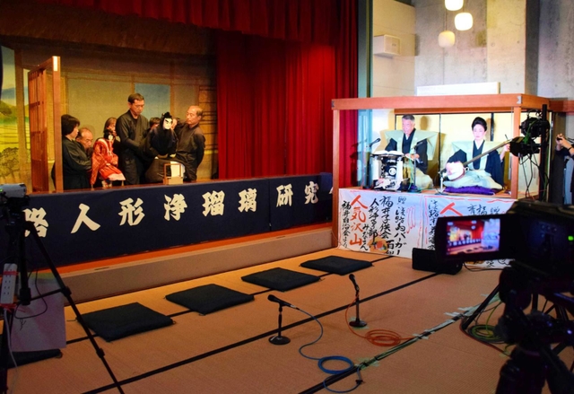 鶴澤友吉会が主催する人形浄瑠璃の撮影風景。三味線の木田朱美さん（右端）が指導役を担う＝南あわじ市賀集福井、南淡福井自治会館