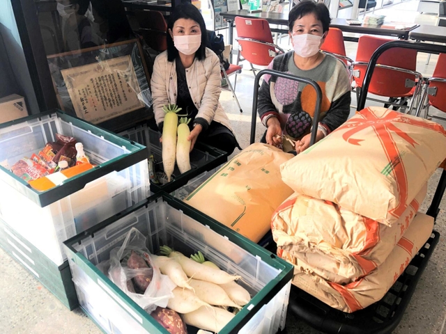 フードドライブで南あわじ市役所に集まった米や野菜＝南あわじ市市善光寺