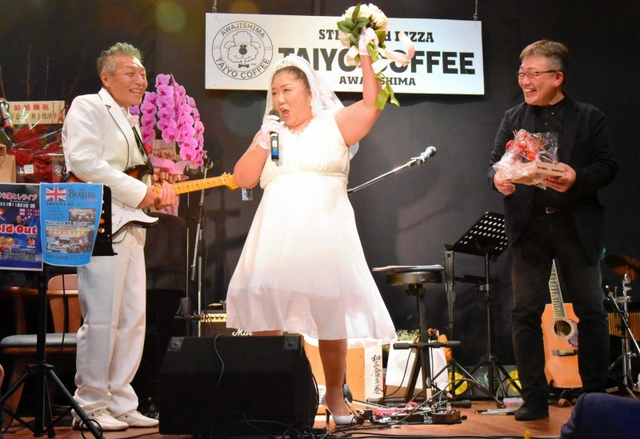 結婚を報告した増田裕恒さん（左）、誠子さん夫妻と、ライブに出演した打越元久さん＝タイヨー珈琲