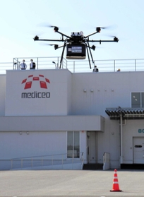 メディセオ物流拠点から県立淡路医療センターに向かって飛び立つドローン＝洲本市下加茂２