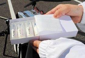 ドローンで運んだ模擬医薬品＝洲本市下加茂２