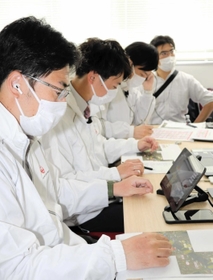 映像などから飛行状況を確認する日本航空社員ら＝洲本市下加茂２