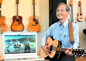 オリジナル曲のミュージックビデオをネット配信する柏木英樹さん＝淡路市志筑、タイヨー珈琲