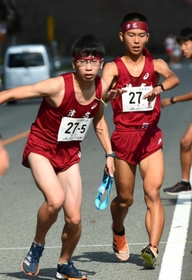 男子・津名の４区山内健流選手（右）からたすきを受け取る５区瀧本圭汰選手＝丹波篠山市内（撮影・坂井萌香）