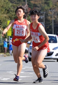 女子・淡路三原の３区進藤彩花選手（左）からたすきを受け取る４区三野百愛選手＝丹波篠山市内（撮影・吉田敦史）