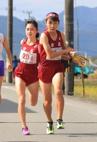 女子・津名の１区田中心渚（左）からたすきを受け取る２区鈴木莉里花＝丹波篠山市内（撮影・吉田敦史）