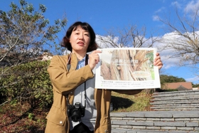 催しのチラシを手にする森彰子さん＝淡路市野島常盤