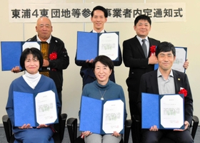北淡路地域の農業に参入することが決まった６団体の代表者＝淡路市役所