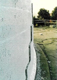 阪神・淡路大震災当時、揺れでずれた壁面（神戸海上保安部提供）＝淡路市野島江崎