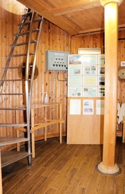 はしごで灯室に上がる階段室＝淡路市野島江崎