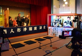 鶴澤友吉会が主催する人形浄瑠璃の撮影風景。三味線の木田朱美さん（右端）が指導役を担う＝南あわじ市賀集福井、南淡福井自治会館