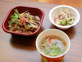 実行委員会で試食した猪丼（左）、牡丹汁（右下）、冷しゃぶ＝伊加利地区公民館
