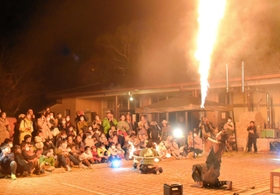 ファイアーパフォーマンスを披露する廣川進さん＝長沢エコセンター