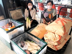 フードドライブで南あわじ市役所に集まった米や野菜＝南あわじ市市善光寺