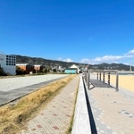 マリオット・インターナショナルなどが展開する宿泊特化型ホテルの建設予定地（左）＝淡路市浦