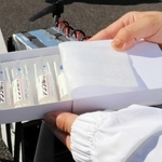 ドローンで運んだ模擬医薬品＝洲本市下加茂２