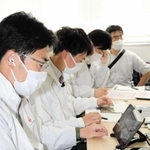 映像などから飛行状況を確認する日本航空社員ら＝洲本市下加茂２