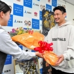 女性職員から花束を贈られる住村竜市朗選手＝淡路市役所