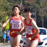 女子・淡路三原の３区進藤彩花選手（左）からたすきを受け取る４区三野百愛選手＝丹波篠山市内（撮影・吉田敦史）