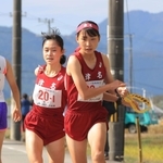 女子・津名の１区田中心渚（左）からたすきを受け取る２区鈴木莉里花＝丹波篠山市内（撮影・吉田敦史）