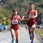 女子・津名の３区山口藍美（右）からたすきを受け取る４区松村穂夏選手＝丹波篠山市内（撮影・吉田敦史）