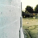 阪神・淡路大震災当時、揺れでずれた壁面（神戸海上保安部提供）＝淡路市野島江崎