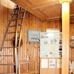 はしごで灯室に上がる階段室＝淡路市野島江崎