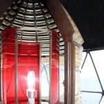 夜間に赤色と白色の光を発する灯室の中心部＝淡路市野島江崎