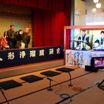 鶴澤友吉会が主催する人形浄瑠璃の撮影風景。三味線の木田朱美さん（右端）が指導役を担う＝南あわじ市賀集福井、南淡福井自治会館