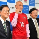 門康彦市長（左）と山本哲也教育長（右）に健闘を誓った岡垣真人さん＝淡路市役所