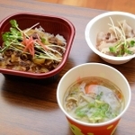 実行委員会で試食した猪丼（左）、牡丹汁（右下）、冷しゃぶ＝伊加利地区公民館