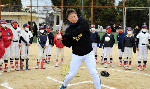 シーズン本塁打王を獲得した長打力を子どもらに見せる杉本裕太郎選手＝南あわじ市市青木