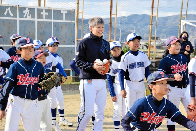 「どんな相手でも確実に取れる球を投げること」と、キャッチボールの基本を子どもらに説明する山岡泰輔投手＝南あわじ市市青木